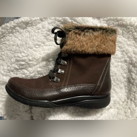 Clarks Shoes - Clarks Boots with Faux Fur - Brown Women's Shoe Size 7 like New